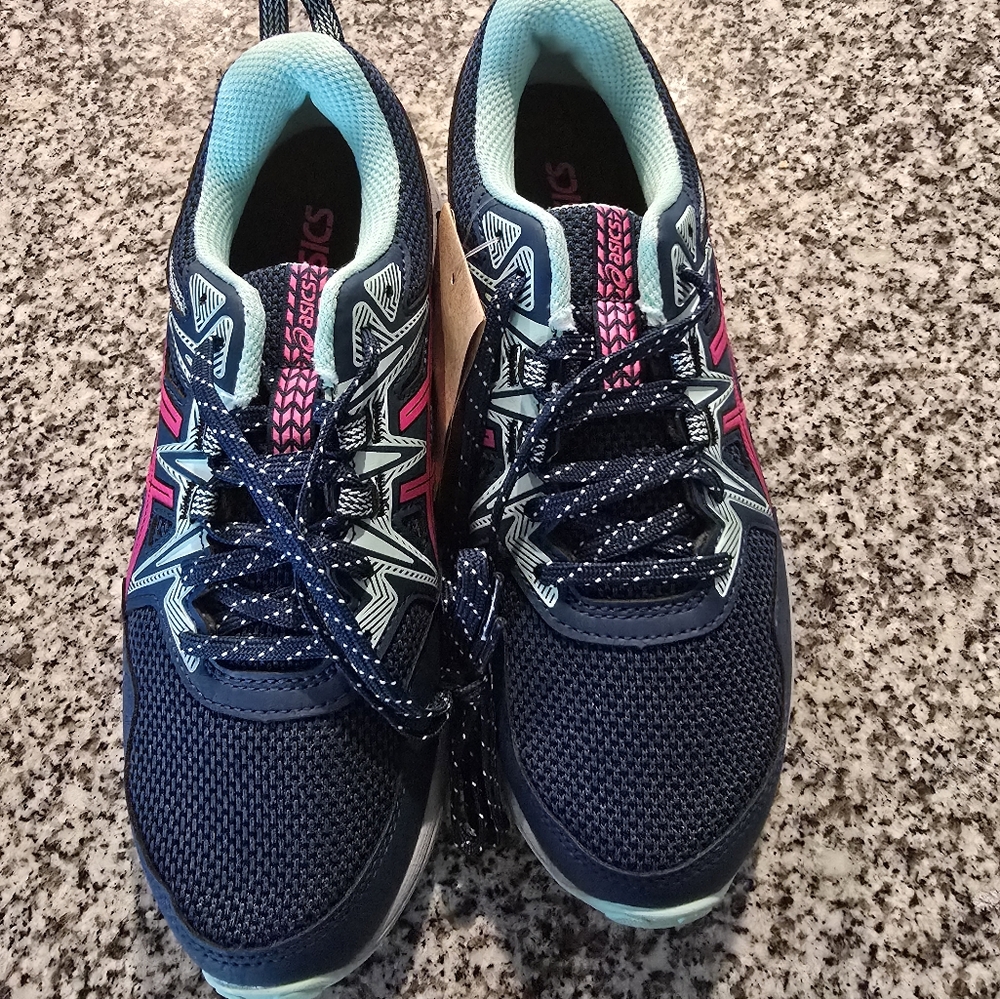 BRAND NEW WOMENS ASICS SIZE 7